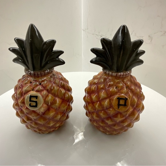 Tommy Bahama Pineapple Salt & Pepper Shakers - Picture 1 of 8
